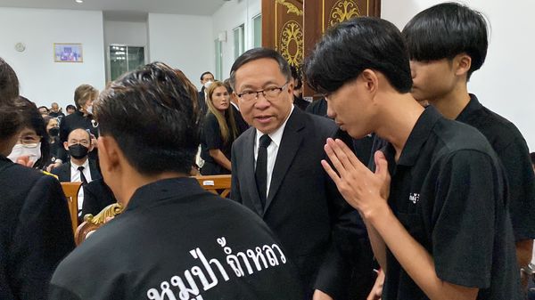 ประมวลภาพ 13 หมูป่าอะคาเดมี เข้าเคารพศพ ผู้ว่าฯ ณรงค์ศักดิ์