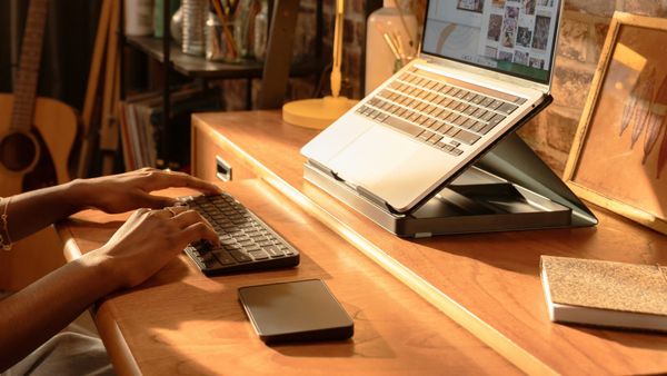 ถูกใจชาวออฟฟิศ ! Logitech ออกชุดขาตั้งโน๊ตบุ๊ค All in One Casa Pop Up Desk