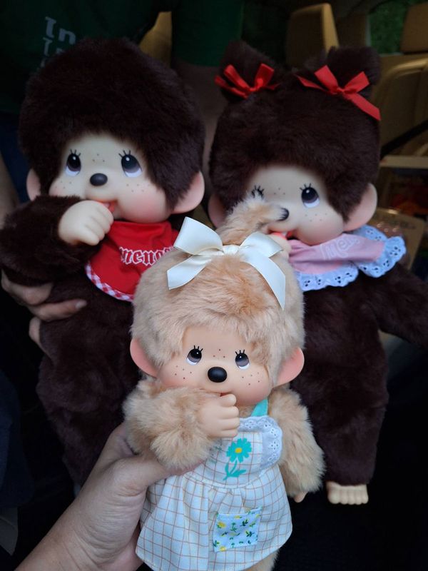 Monchhichi ตุ๊กตาลิงญี่ปุ่น ที่ชมพู่ อารยา ห้อยกระเป๋า คืออะไร? ทำไมถึงเป็นกระแส?