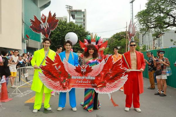 สะบัดธงแห่งความเท่าเทียม อิงฟ้า-ชาล็อต นำทัพ LGBTQIAN+ ร่วมงาน Bangkok Pride Festival 2024