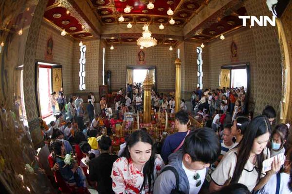 นทท.ไหว้พระวันขึ้นปีใหม่ ศาลหลักเมือง วัดพระแก้ว วัดโพธิ์ คึกคัก