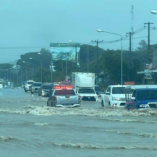 ฝนถล่มโคราช! น้ำป่าเขาใหญ่หลากท่วม กระบะพลิกคว่ำเจ็บสาหัส