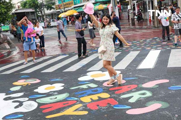 กทม. ชวนลดใช้รถ เพ้นท์สีถนนบรรทัดทองเพิ่มพื้นที่คนเดิน ในงาน Bangkok Car Free 2024