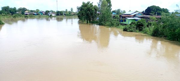 แม่น้ำยม ทะลักท่วมตำบลรังนก 70 หลังคาเรือนจมบาดาล