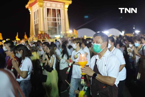 เวียนเทียนแน่นสนามหลวง สักการะพระบรมสารีริกธาตุในวันมาฆบูชา