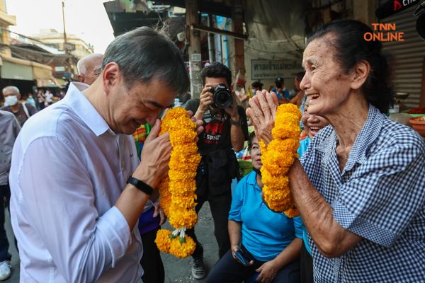 “อภิสิทธิ์-มาดามเดียร์” อ้อนชาวบ้านบางคอแหลมขอโอกาสรับใช้ ปชช.