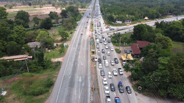 กลับมาลุยงานต่อ! เปิดภาพมุมสูง ถนนมิตรภาพ โคราช รถติดหนึบ