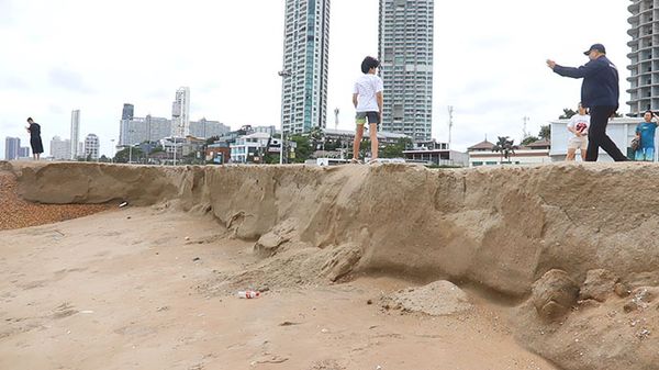 ‘หาดนาจอมเทียน’ ถูกกัดเซาะจากมรสุม เสียหาย 1,000 เมตร แจ้งเตือนเลี่ยงพื้นชั่วคราว