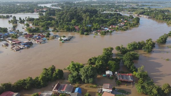 น้ำท่วมอยุธยา บ้านกุ่มบางบาล ยังจมบาดาล