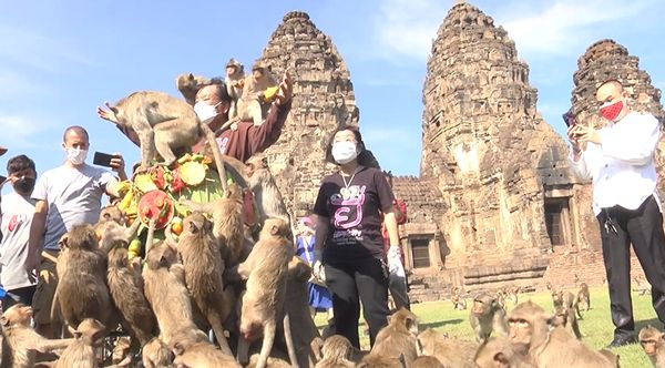 เปิดภาพงานเลี้ยง โต๊ะจีนลิงลพบุรี จัดยิ่งใหญ่ แจกวีลแชร์ให้ปชช. 100 คัน!