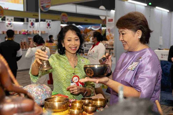 สมเด็จพระกนิษฐาธิราชเจ้า กรมสมเด็จพระเทพรัตนราชสุดาฯ สยามบรมราชกุมารี เสด็จพระราชดำเนินไปทรงเปิด “งานออกร้านคณะภริยาทูต ครั้งที่ 57”