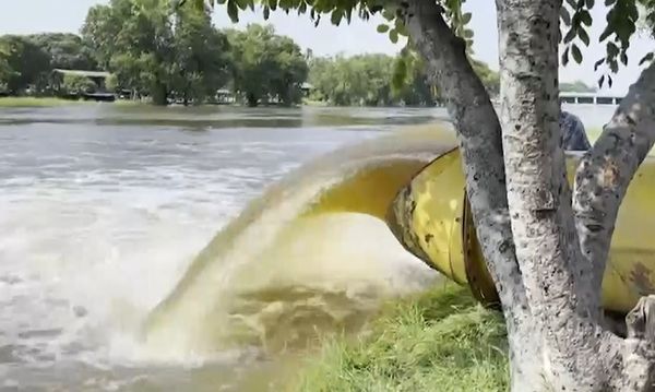 น้ำท่วมลพบุรี ยังวิกฤต! บางจุดสูงกว่า 2-3 เมตร ต้องใช้เรืออย่างเดียว