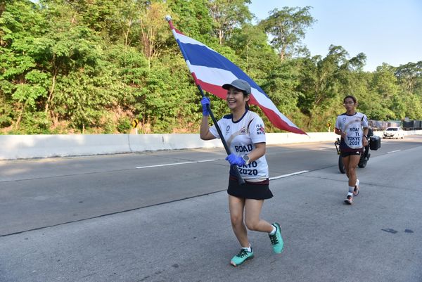 ปอป้อ สุดปลื้ม แรงเชียร์ล้นหลาม วิ่งส่งธงชาติไทย พลังบวกสู้ศึกโอลิมปิก 