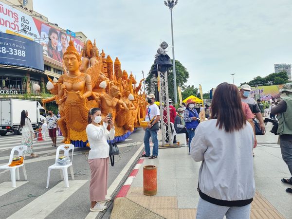 แห่เทียนพรรษา โคราชสุดอลังการ! นักท่องเที่ยวแห่ถ่ายรูปเป็นที่ระลึก