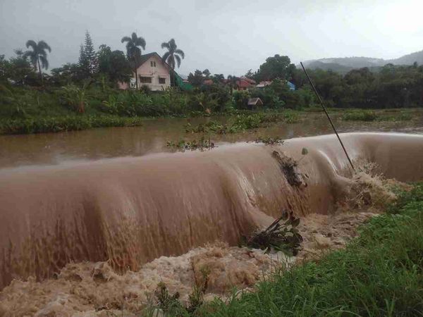 ฝนถล่มโคราช! น้ำป่าเขาใหญ่หลากท่วม กระบะพลิกคว่ำเจ็บสาหัส