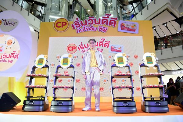 CPF ยกขบวน Egg-Bot มอบไข่ต้มซีพี อัพโปรตีนให้ Gen Z กับ 'บิวกิ้น-พุฒิพงศ์'