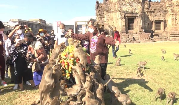 เปิดภาพงานเลี้ยง โต๊ะจีนลิงลพบุรี จัดยิ่งใหญ่ แจกวีลแชร์ให้ปชช. 100 คัน!