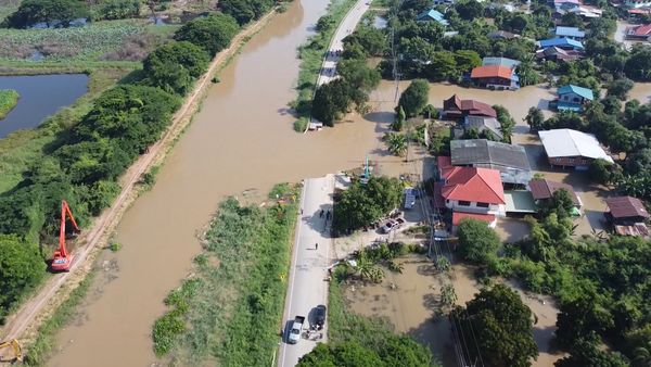 น้ำท่วมชัยนาท สุดระทึก ถนนคันคลองมหาราชขาด น้ำทะลักการจราจรอัมพาต