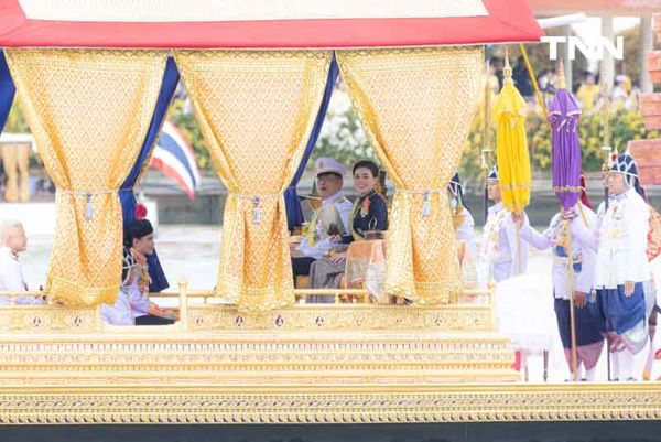 ในหลวง-ราชินี เสด็จในขบวนพยุหยาตราทางชลมารค ในพระราชพิธีทรงบำเพ็ญพระราชกุศลถวายผ้าพระกฐิน