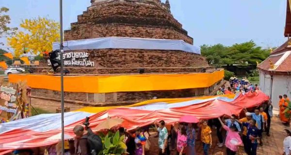 สงกรานต์พิษณุโลก! เปิดภาพสรงน้ำพระบรมสารีริกธาตุ ห่มผ้าเจดีย์หลวง 700 ปี 