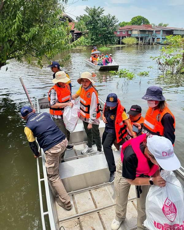 บอย-เจี๊ยบ ล่องเรือลงพื้นที่ลุย น้ำท่วมอยุธยา ส่งถุงยังชีพช่วยชาวบ้าน