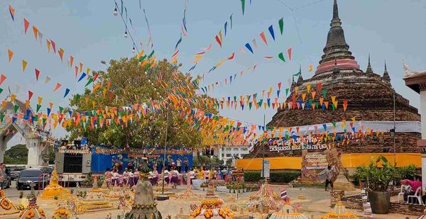 สงกรานต์พิษณุโลก! เปิดภาพสรงน้ำพระบรมสารีริกธาตุ ห่มผ้าเจดีย์หลวง 700 ปี 