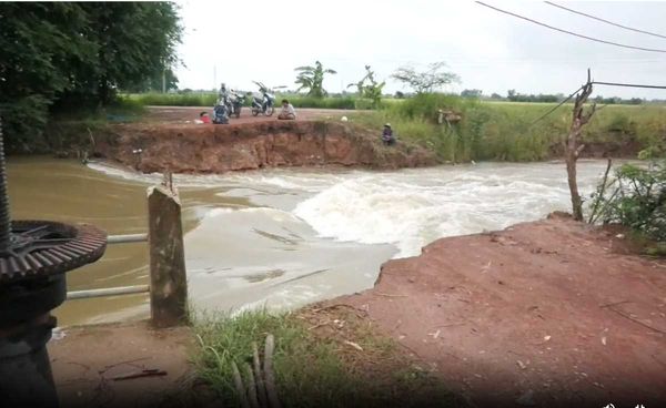 น้ำป่าเซาะคันคลองประตูระบายน้ำขาด ที่ จ.พิจิตร