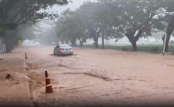 ภูเก็ตน้ำท่วมหลังฝนตกหนักบางจุดรถไม่สามารถสัญจรได้ 