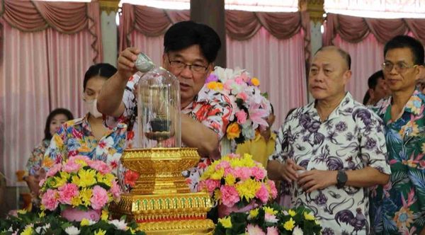 สงกรานต์พิษณุโลก! เปิดภาพสรงน้ำพระบรมสารีริกธาตุ ห่มผ้าเจดีย์หลวง 700 ปี 