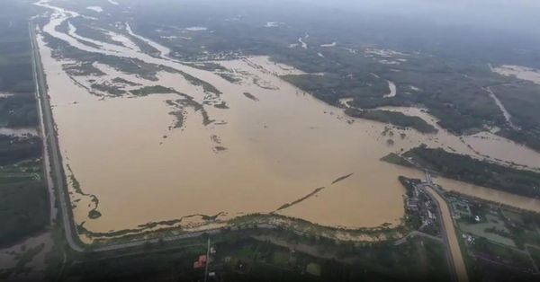 ภาพมุมสูง น้ำท่วมนราธิวาส กระแสน้ำไหลแรง ถนนหลายสายถูกตัดขาด บ้านเรือนพังเสียหาย