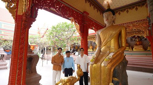 “หนุ่มแท่ง อารามทัวร์” พากราบ “หลวงพ่อโต” พระพุทธรูปคู่เมืองชาวบางพลี