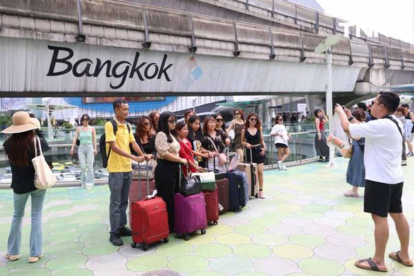 มุมถ่ายรูปสุดฮิต นทท. ท้าแดดเช็คอิน Skywalk แยกปทุมวัน