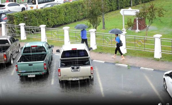 ฝนถล่มจ.ตราด น้ำท่วมขังรอบศาลากลางจังหวัด-ถนนสายหลัก