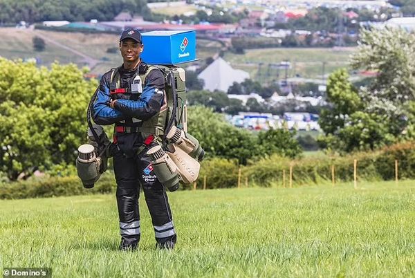 โดมิโนใช้ JETSUIT บินส่งพิซซาลอยฟ้าในงานเทศกาลดนตรี