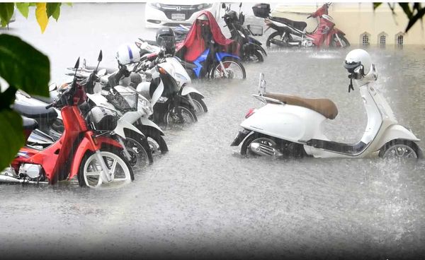 ฝนถล่มจ.ตราด น้ำท่วมขังรอบศาลากลางจังหวัด-ถนนสายหลัก