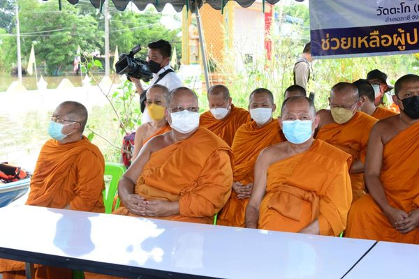 คณะสงฆ์จังหวัดอยุธยาร่วมกับปลัดมหาดไทยมอบของช่วยผู้ประสบภัยน้ำท่วม