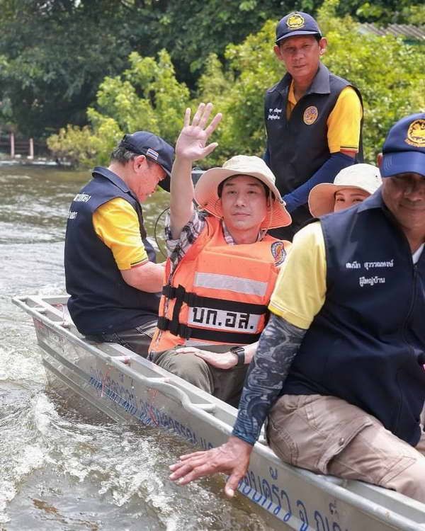 บอย-เจี๊ยบ ล่องเรือลงพื้นที่ลุย น้ำท่วมอยุธยา ส่งถุงยังชีพช่วยชาวบ้าน