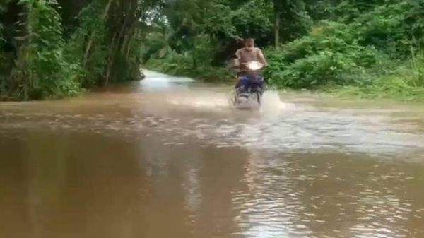 ประมวลภาพ ฝนถล่มปราจีนฯ น้ำป่าหลากท่วมหมู่บ้านตีนเขาทับลาน