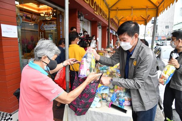 ‘สว.พีระศักดิ์’ ลงพื้นที่ให้กำลังใจเจ้าของคลินิกบาทเดียวฯ ผู้เสียสละรักษาฟรีทุกโรค 