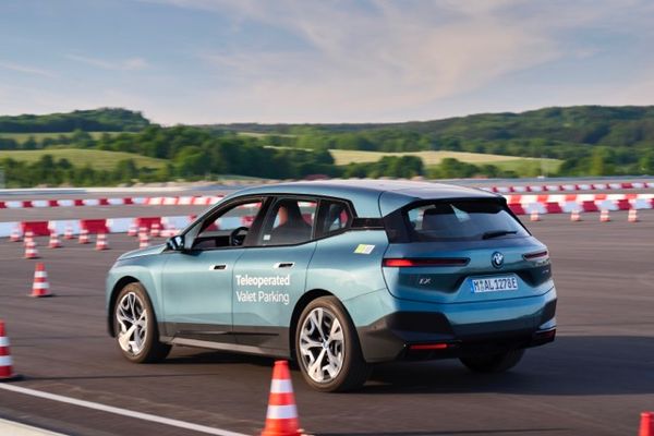 BMW โชว์ระบบจอดรถด้วยรีโมทคอนโทรลพร้อมผู้ช่วย AI ในงาน CES 2024