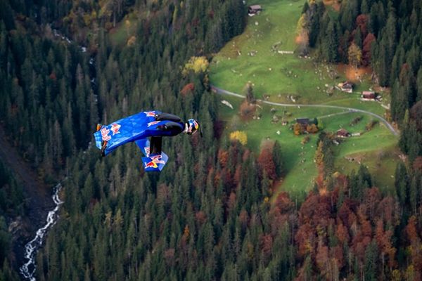 หนุ่มออสเตรียสวม Wingsuit ไฟฟ้า ถลาลมทุบ 3 สถิติโลก