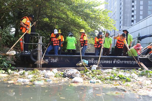 สำนักการระบายน้ำ ลงพื้นที่เก็บขยะคลองบางจาก