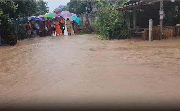 ฝนถล่มซ้ำ น้ำป่าหลากวังเหนือ “อ่างดิน” แตก ท่วมต.วังซ้าย 