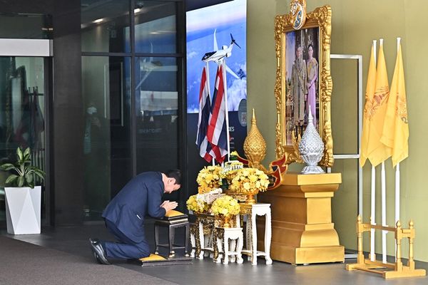 ประมวลภาพ ทักษิณ ชินวัตร ถึงเมืองไทย ยกมือไหว้-ทักทายประชาชน