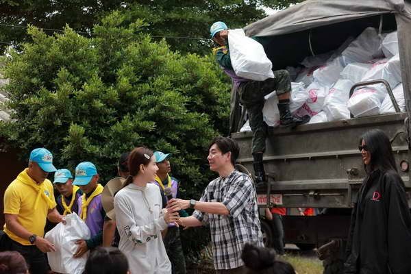 บอย-เจี๊ยบ ล่องเรือลงพื้นที่ลุย น้ำท่วมอยุธยา ส่งถุงยังชีพช่วยชาวบ้าน