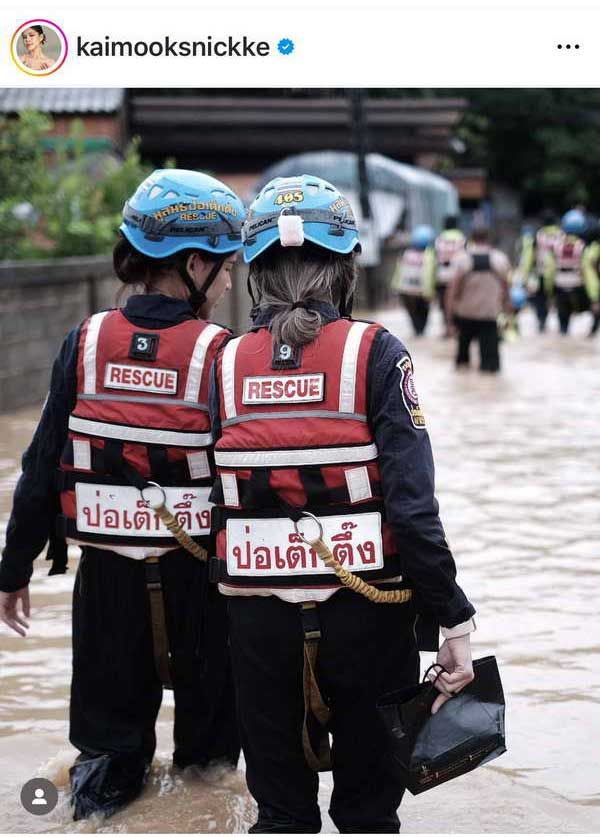 ไข่มุก รุ่งรัตน์ นักแสดงสาวจิตอาสา ลุยน้ำครึ่งตัวช่วย น้ำท่วม จ.เชียงราย