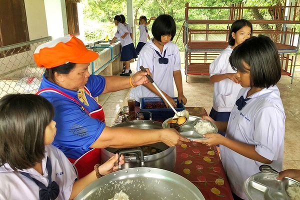 รร.ประชาพัฒนาบ้านแฮด จ.ขอนแก่น เดินหน้า “โครงการเลี้ยงไก่ไข่เพื่ออาหารกลางวันนักเรียน” ปีที่ 11