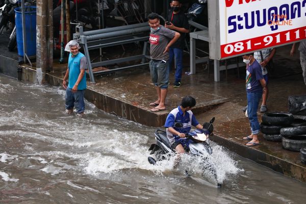 บางนาท่วมหนักหลังฝนถล่มนานต่อเนื่องหลาย ชม.