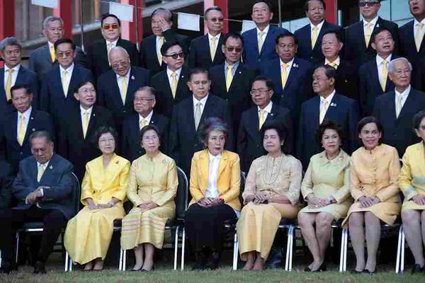 “สว.เฉพาะกาล” โบกมืออำลา เก็บภาพหมู่หน้ารัฐสภาเป็นที่ระลึก