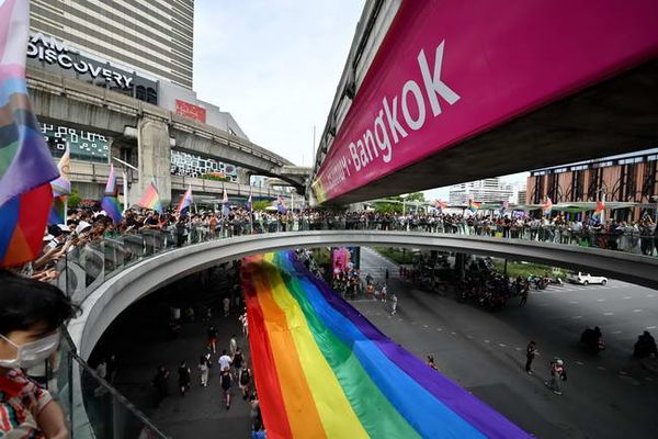 สะบัดธงแห่งความเท่าเทียม อิงฟ้า-ชาล็อต นำทัพ LGBTQIAN+ ร่วมงาน Bangkok Pride Festival 2024